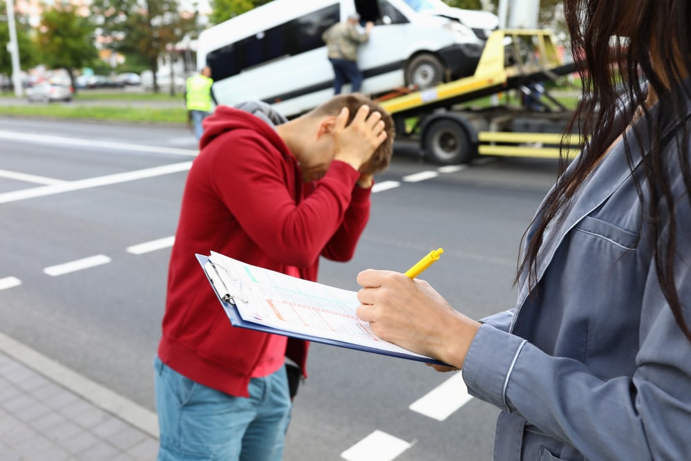 Presentar una reclamación de seguro de auto puede ser un proceso complejo y estresante. En esta guía detallada, te proporcionaremos los pasos clave para enfrentar este desafío con confianza y obtener la compensación que necesitas después de un accidente